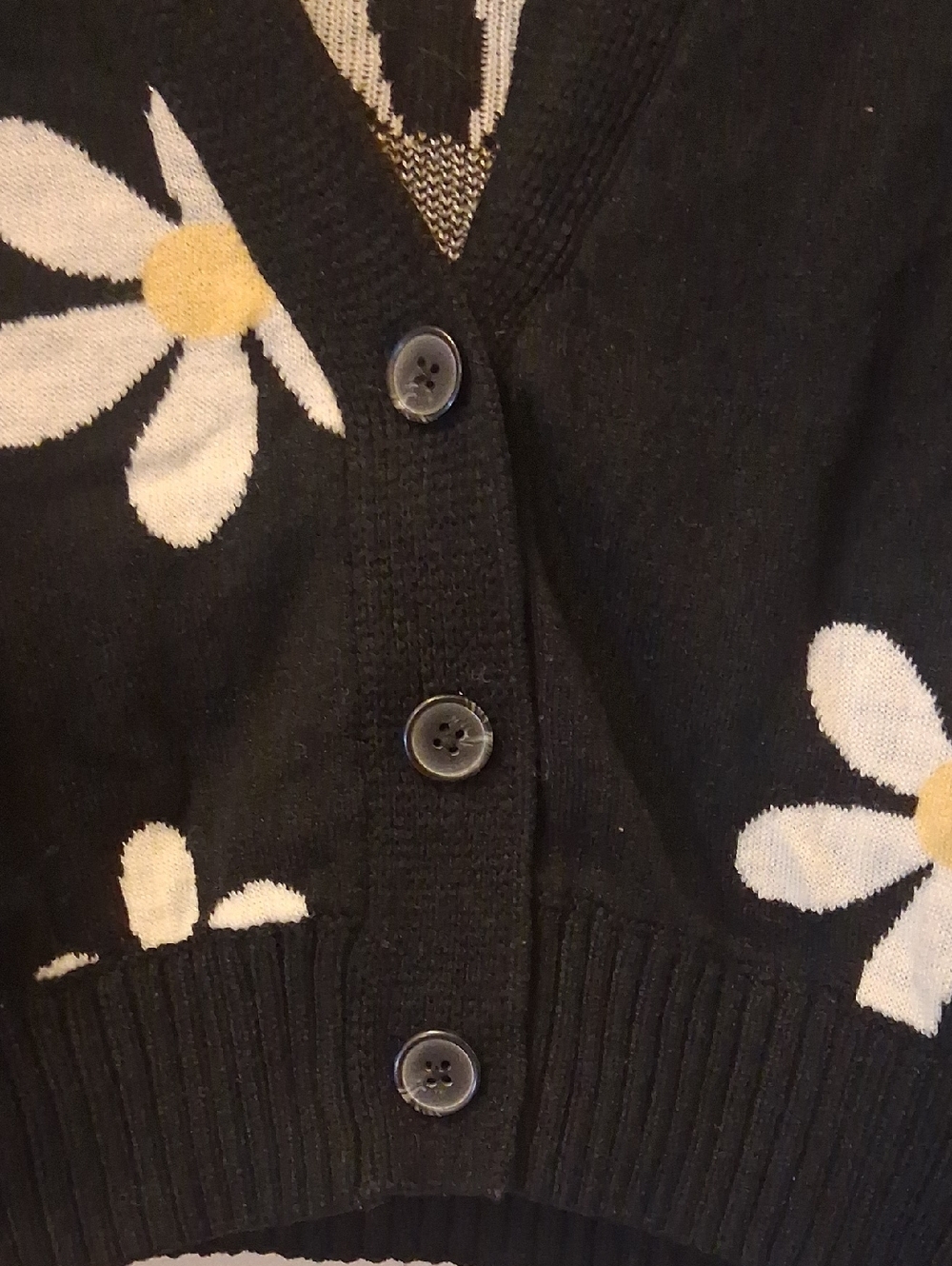 SO Black Cropped V-Neck Cardigan with White & Yellow Daisy Motif - Picture 3 of 4